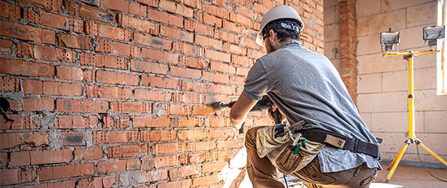 Ouvrier qui perce un mur