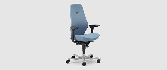 Homme assis sur une chaise ergonomique