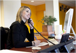 isolé du bruit au travail avec le sourire