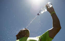 ouvrier qui boit de l'eau