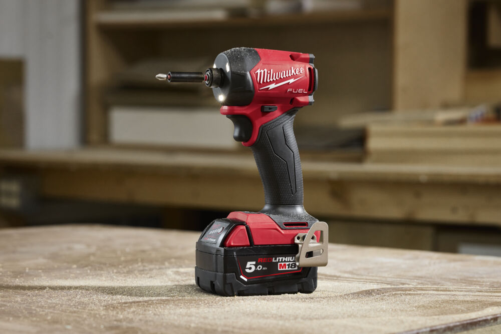 M18 FUEL™ SURGE™ ¼˝ Hex par Milwaukee