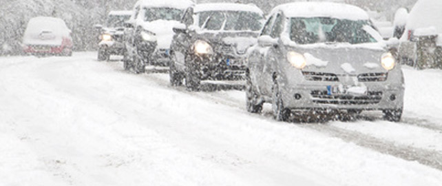 Couches de neige sur les toits des véhicules : un risque souvent sous-estimé