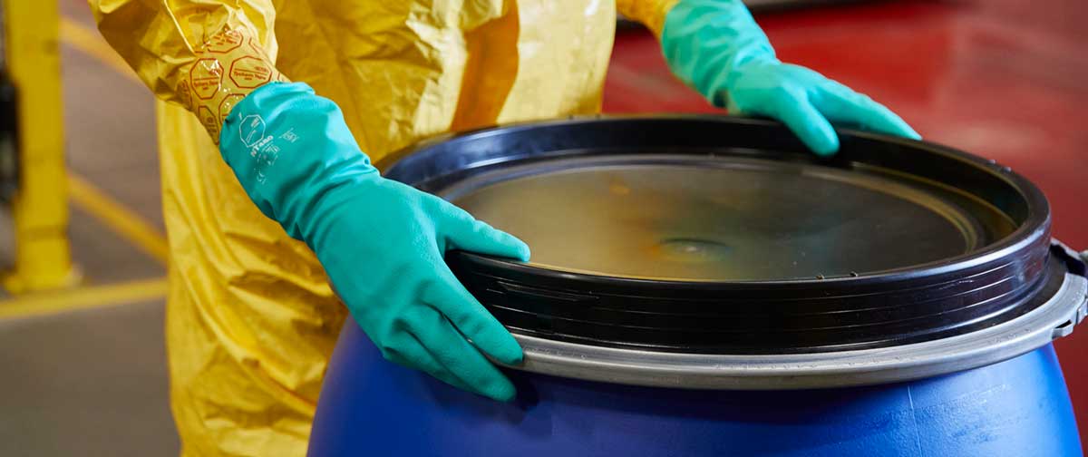DuPont lance une gamme de gants de protection chimique en Tychem®