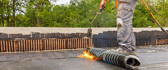 Un guide pour prévenir les risques professionnels sur les chantiers d’étanchéité