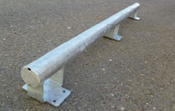 Butée de parking en acier galvanisé pour sol béton