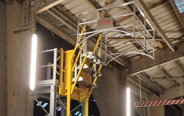 Passerelle abattante pour accès sur citerne et/ou conteneur en toute sécurité