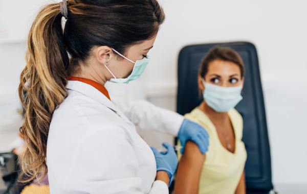 Vaccination antigrippale et anti-Covid-19 en entreprise